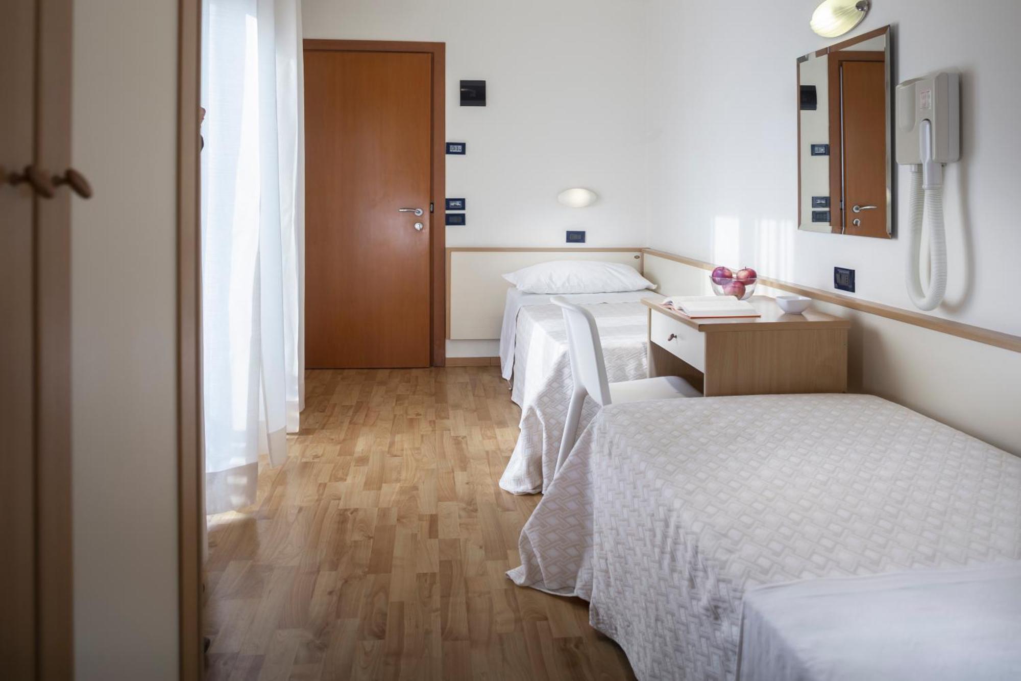 Hotel Baltic Римини Экстерьер фото