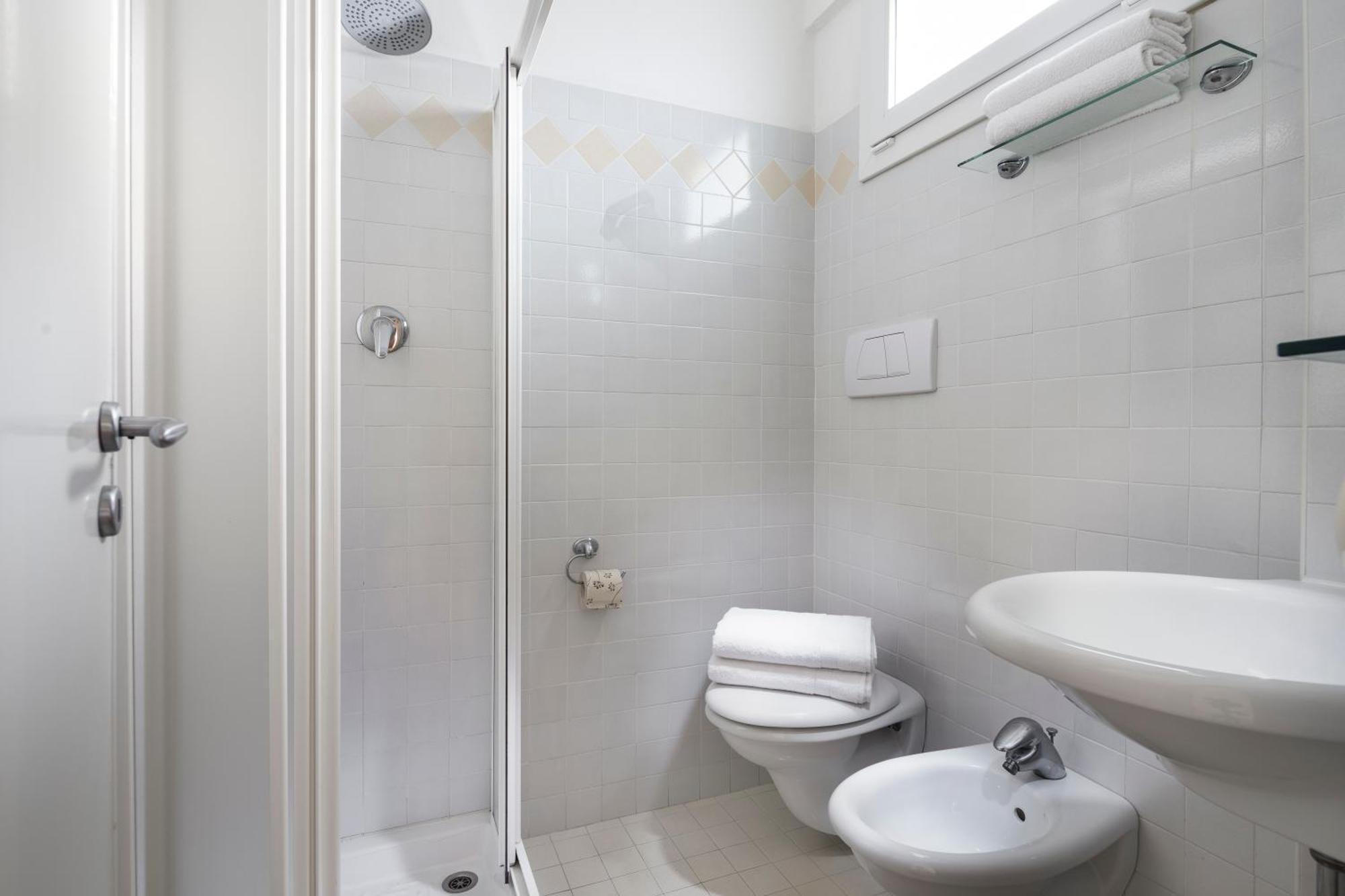 Hotel Baltic Римини Экстерьер фото