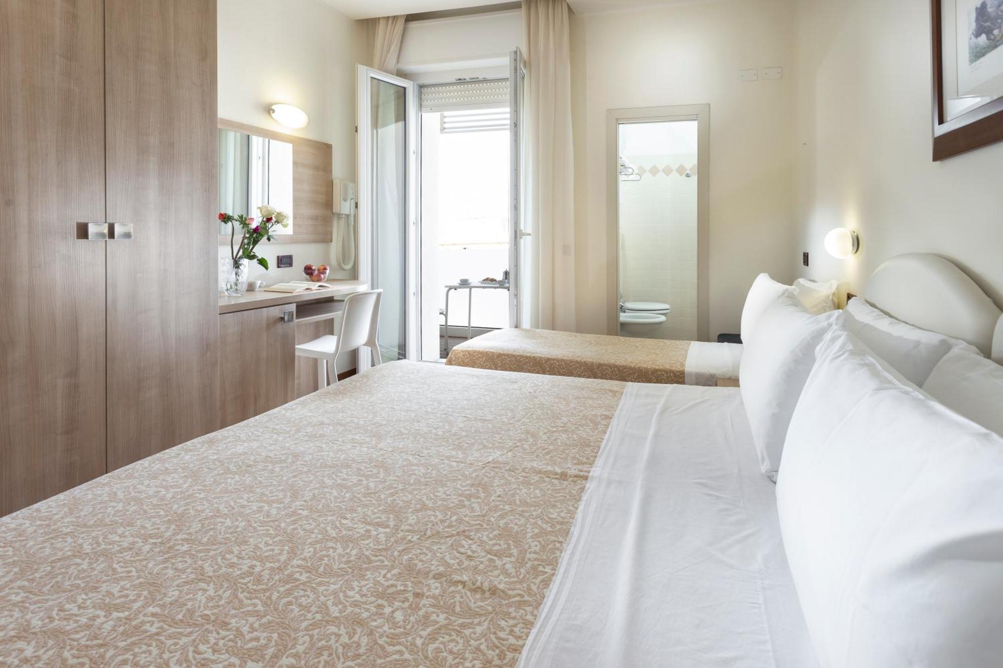 Hotel Baltic Римини Экстерьер фото